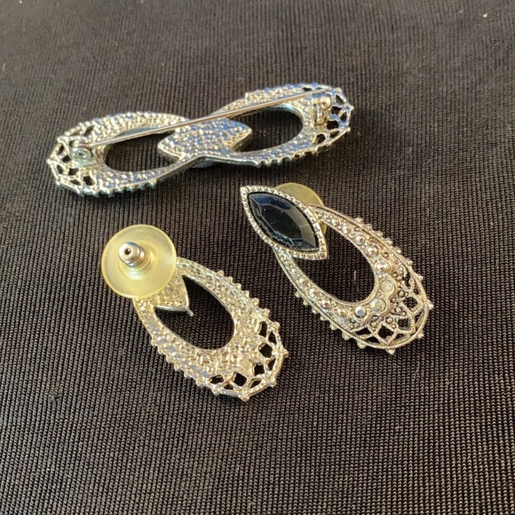 Silver toned and hematite Pin and earrings - Picture 4 of 4